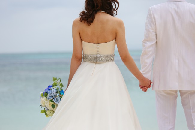 グランマニエのウエディングドレス｜ロケフォト｜サッシュベルト｜リゾート挙式
