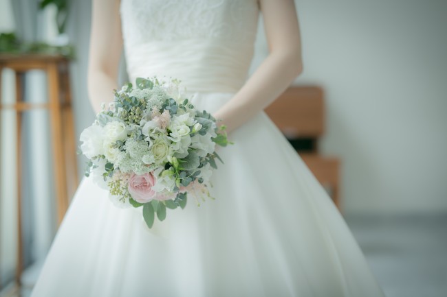 グランマニエのウエディングドレス｜ナチュラルブーケ｜シルバーリーフのブーケ