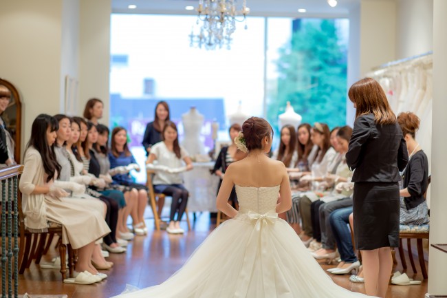 フィニシングスクール｜グランマニエのウエディングドレス