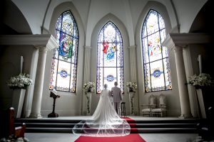 グランマニエの新郎新婦｜ローズガーデンクライスト教会