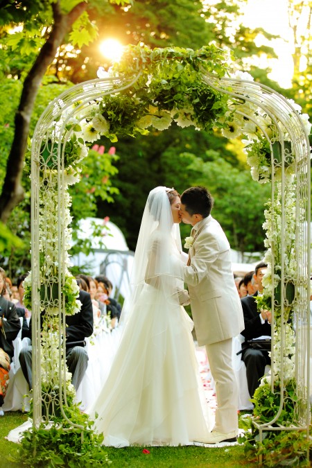 ジャルダンドゥボヌールでガーデンウエディングを挙げるグランマニエのドレスを着た花嫁