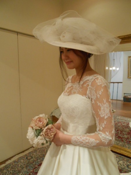 グランマニエのウェディングドレス｜帽子でイメージチェンジ