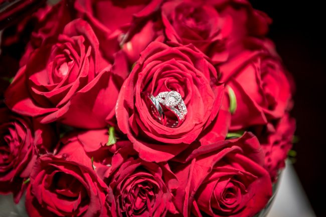 グランマニエのウエディングドレス｜バラのブーケ｜赤いバラ