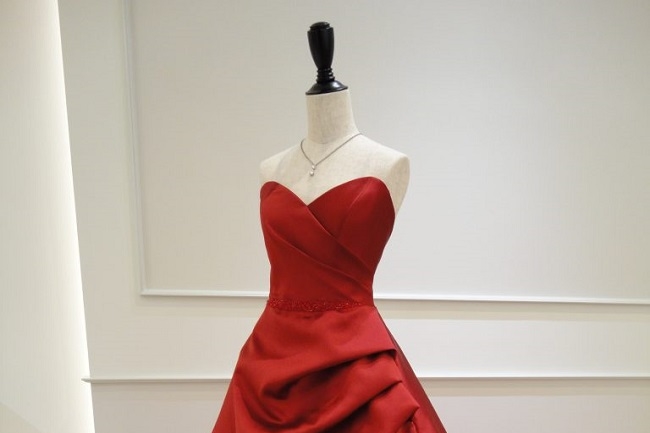 【ブレイク】スタイリッシュな真っ赤なカラードレスでインパクトを