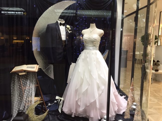 【ローレル】フリルの裾が風に揺れる花びらのようなドレスを展示
