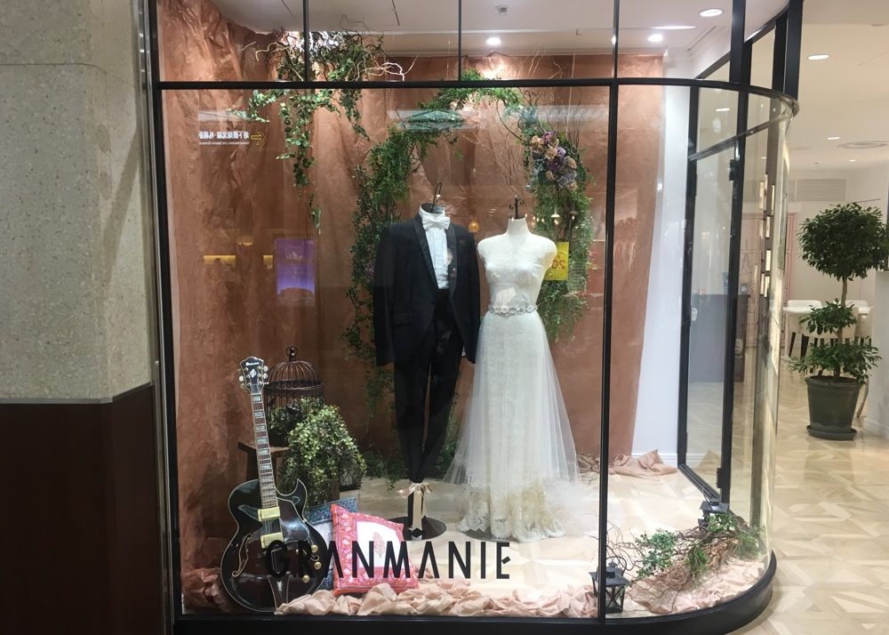 【ジュエル】ロマンティックなオーバースカートを纏い大人花嫁ドレスを展示