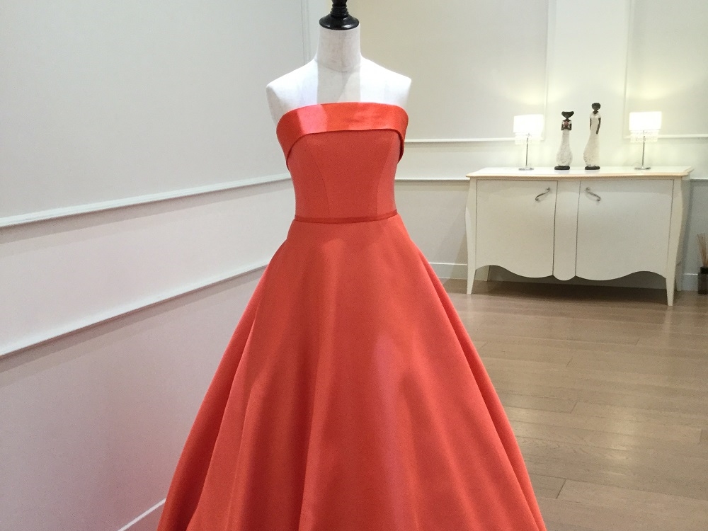 【新作ドレス・ロレッタ】スタイル抜群に映えるビビットカラーのドレスが届きました。