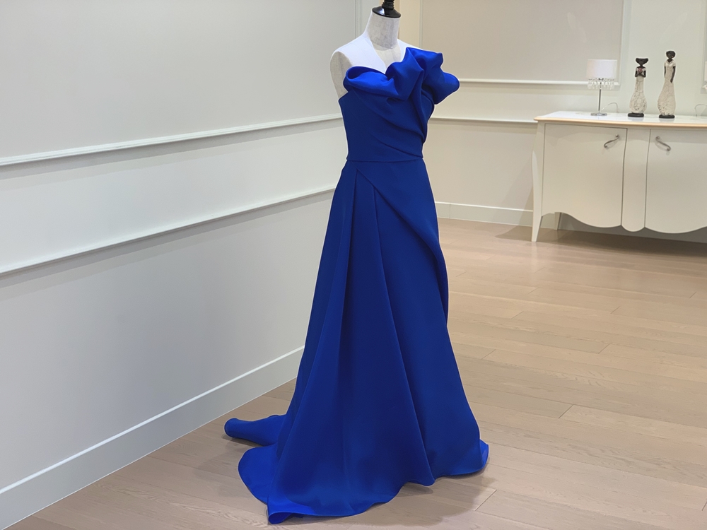 新作ドレス リスト ロイヤルブルーのカラードレスが届きました グランマニエ東京銀座 札幌
