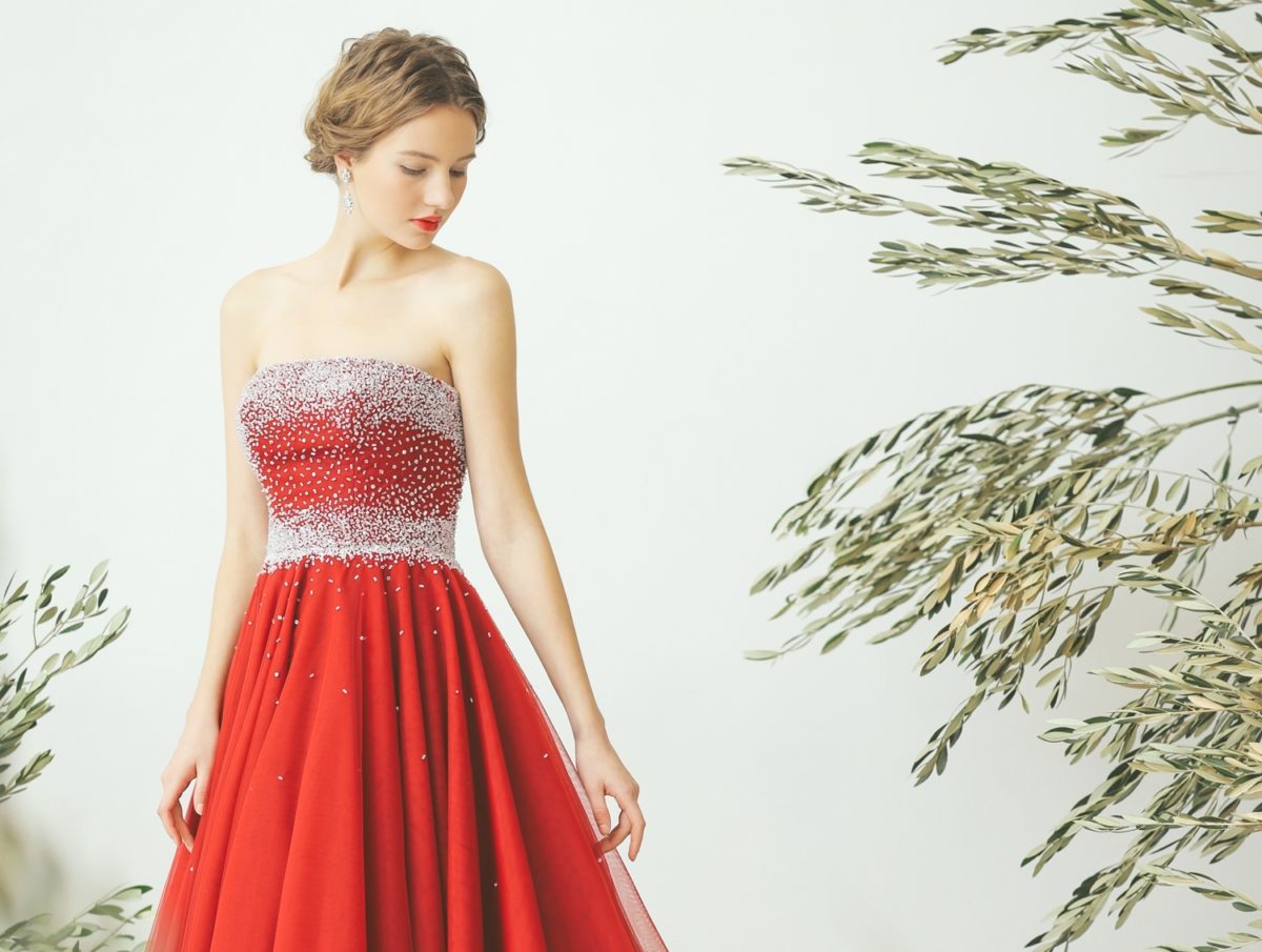 【情熱的な色に心惹かれる】赤いカラードレス特集